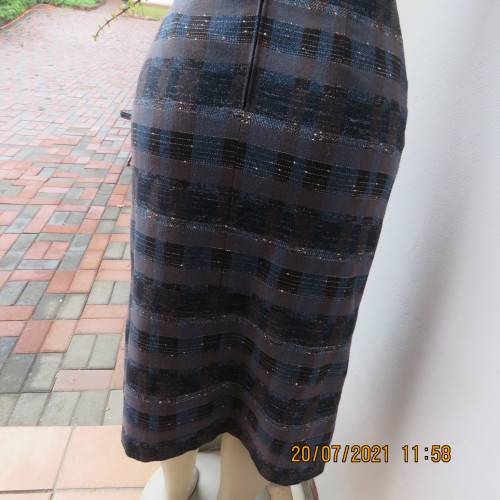Stunning woolen skirt with double inverted pleat on front. By TEJ. Fully lined.See descript.for size
