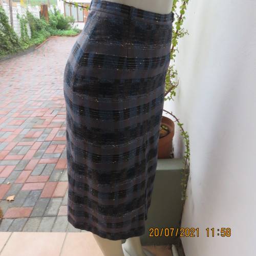 Stunning woolen skirt with double inverted pleat on front. By TEJ. Fully lined.See descript.for size