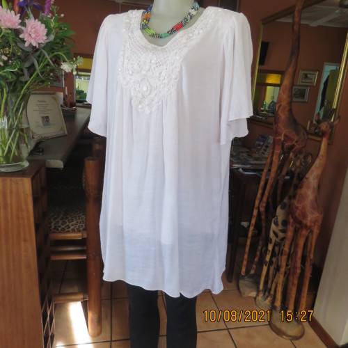 Lovely easy to wear white loose hanging lined embellished  top with bell sleeves size 46/22.As new