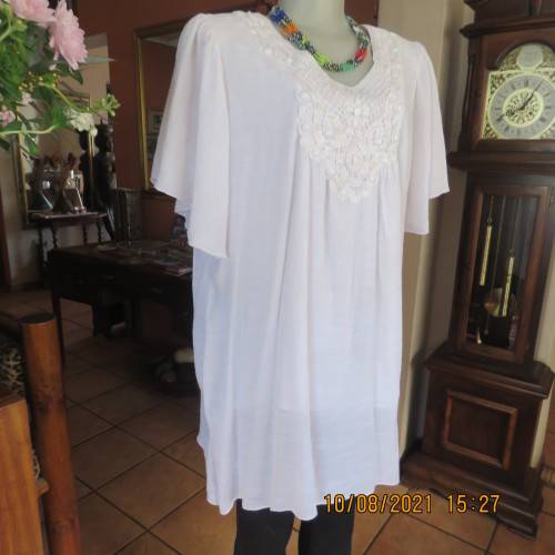 Lovely easy to wear white loose hanging lined embellished  top with bell sleeves size 46/22.As new