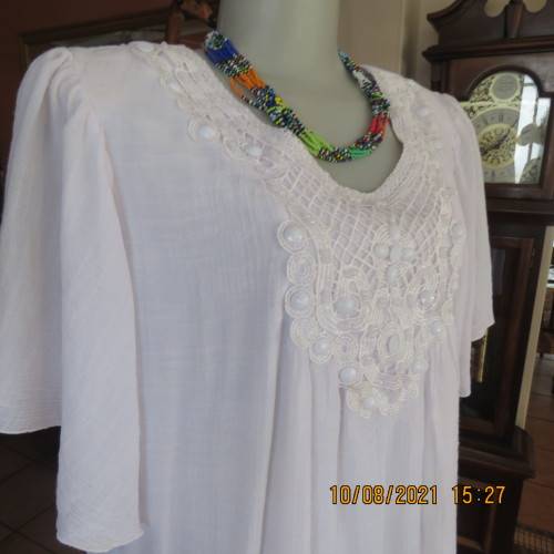 Lovely easy to wear white loose hanging lined embellished  top with bell sleeves size 46/22.As new