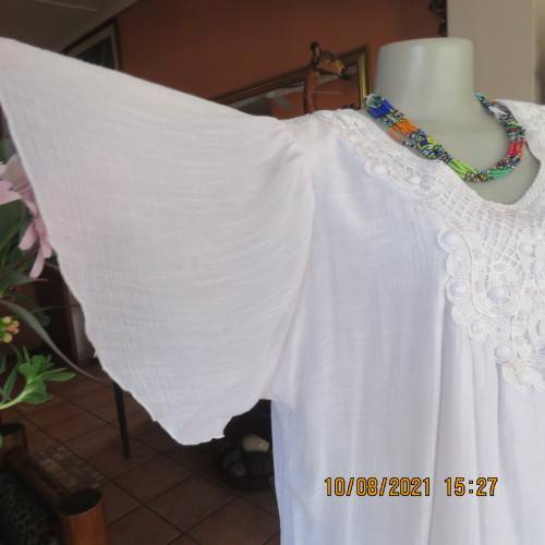 Lovely easy to wear white loose hanging lined embellished  top with bell sleeves size 46/22.As new