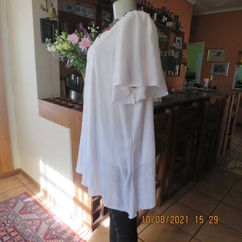 Lovely easy to wear white loose hanging lined embellished  top with bell sleeves size 46/22.As new