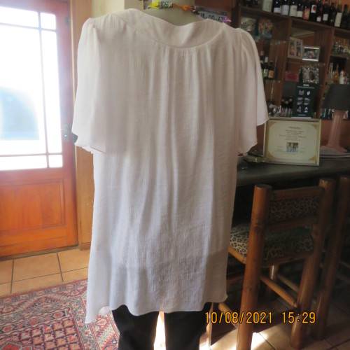 Lovely easy to wear white loose hanging lined embellished  top with bell sleeves size 46/22.As new