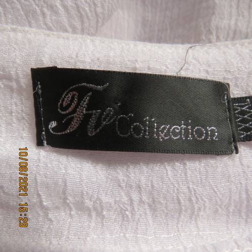 Lovely easy to wear white loose hanging lined embellished  top with bell sleeves size 46/22.As new