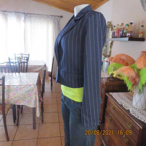 Chic, cropped long sleeve navy jacket with white vertical stripes. Close with 1 button.Size 36 to 38