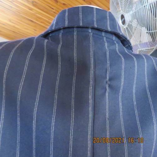 Chic, cropped long sleeve navy jacket with white vertical stripes. Close with 1 button.Size 36 to 38