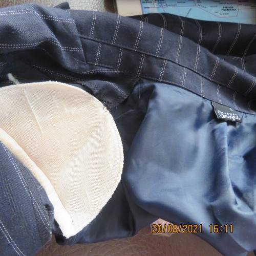 Chic, cropped long sleeve navy jacket with white vertical stripes. Close with 1 button.Size 36 to 38