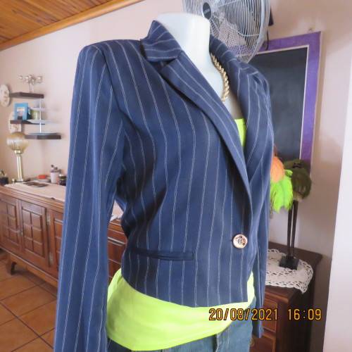 Chic, cropped long sleeve navy jacket with white vertical stripes. Close with 1 button.Size 36 to 38
