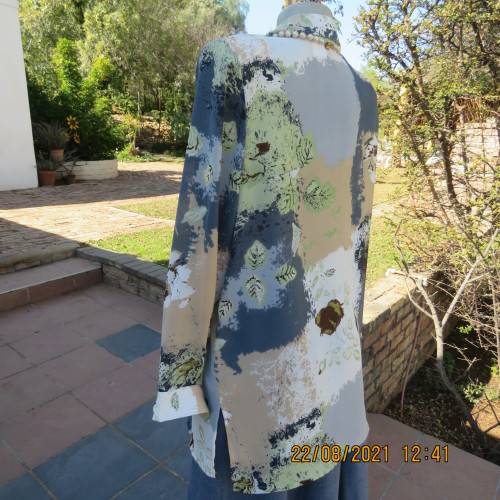 Beautiful long sleeve top in striking print in grey,cream and soft green.By JUDY`S PRIDE size 44/20.