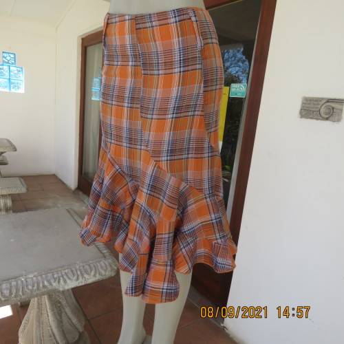 On trend autumn colour check bandless skirt size 34/10 by GOOD FRIENDS. In bubble polycotton fabric.