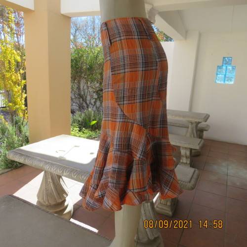 On trend autumn colour check bandless skirt size 34/10 by GOOD FRIENDS. In bubble polycotton fabric.
