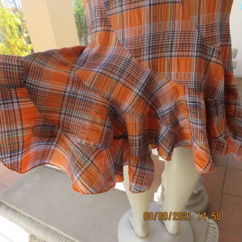 On trend autumn colour check bandless skirt size 34/10 by GOOD FRIENDS. In bubble polycotton fabric.