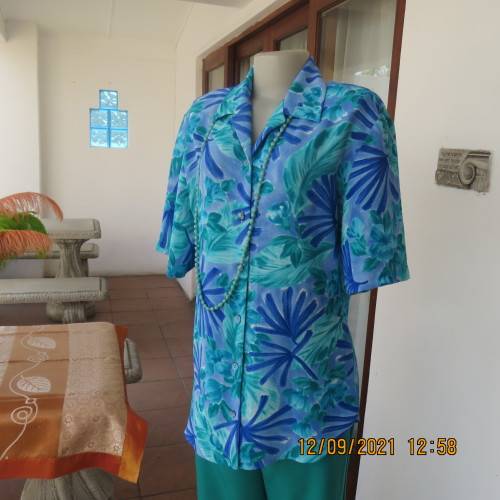 Cheerful good quality PARK AVENUE button down top size 38/14. In a textured 100% polyester fabric.