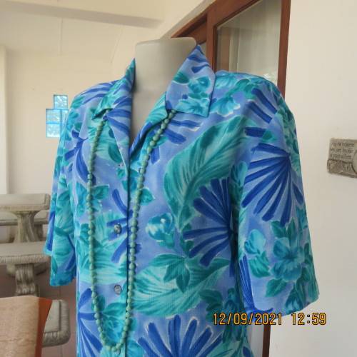 Cheerful good quality PARK AVENUE button down top size 38/14. In a textured 100% polyester fabric.