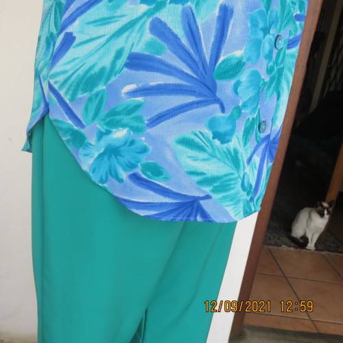 Cheerful good quality PARK AVENUE button down top size 38/14. In a textured 100% polyester fabric.