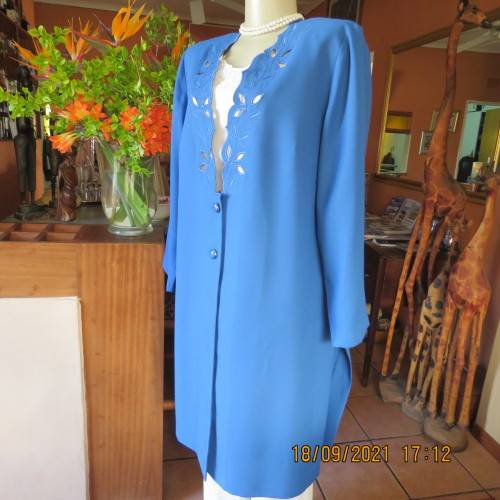 Impressive under knee length jacket/coat by KARISMA size 40/16. 100% Wash+wear polyester. New cond