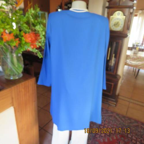 Impressive under knee length jacket/coat by KARISMA size 40/16. 100% Wash+wear polyester. New cond