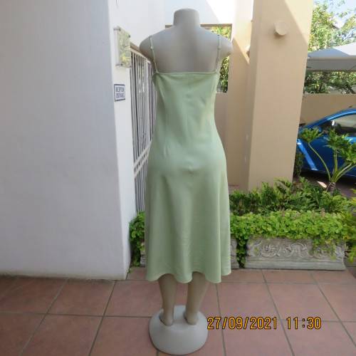 Go feminine in this apple green strappy fully lined dress.Size 36/12 by DEFINE.In linen/cotton blend