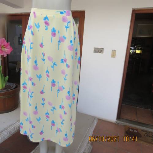 Easy to wear vanilla yellow ankle length straight vintage skirt with blue/lilac flowers. Size 38/14