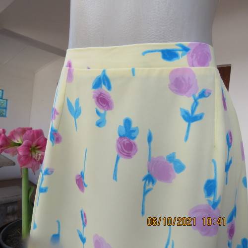 Easy to wear vanilla yellow ankle length straight vintage skirt with blue/lilac flowers. Size 38/14