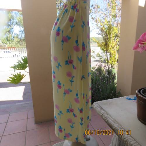 Easy to wear vanilla yellow ankle length straight vintage skirt with blue/lilac flowers. Size 38/14