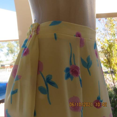 Easy to wear vanilla yellow ankle length straight vintage skirt with blue/lilac flowers. Size 38/14
