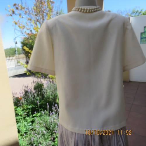 Smart cropped light cream short sleeve button down 100% polyester size 40/16 jacket.New condition.
