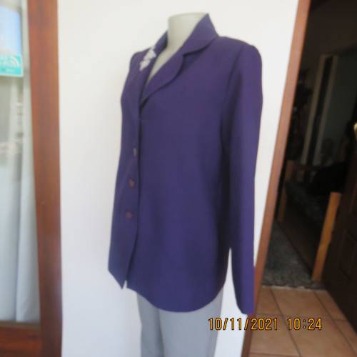 Smart boutique made purple long sleeve jacket.Four button closure with cloverleaf collar.Size 36.