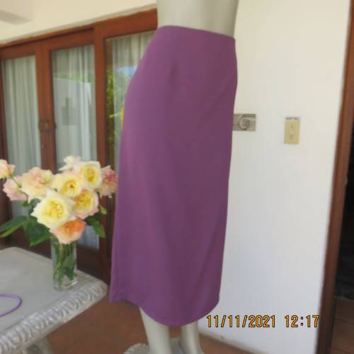 Elegant light mulberry calf length pencil skirt in size 44/20 by DUNNILIA.Bandless front.As new.