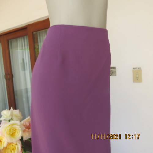 Elegant light mulberry calf length pencil skirt in size 44/20 by DUNNILIA.Bandless front.As new.