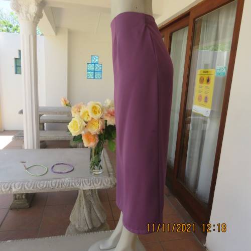 Elegant light mulberry calf length pencil skirt in size 44/20 by DUNNILIA.Bandless front.As new.
