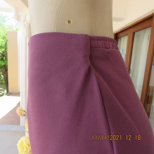 Elegant light mulberry calf length pencil skirt in size 44/20 by DUNNILIA.Bandless front.As new.