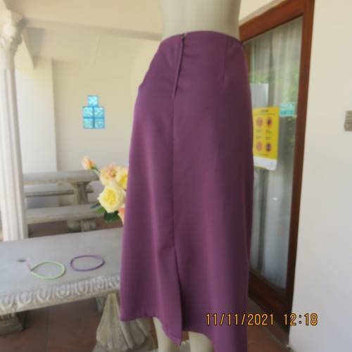 Elegant light mulberry calf length pencil skirt in size 44/20 by DUNNILIA.Bandless front.As new.