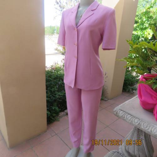 One of a kind rose pink vintage ARROPE 2 pc pantsuit in viscose/lana blend.Size 34/10. Perfect fit.