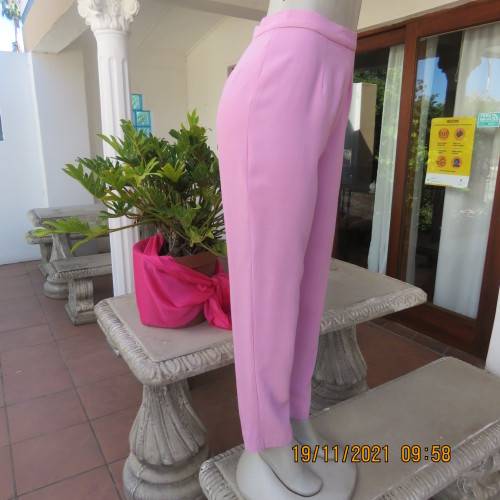 One of a kind rose pink vintage ARROPE 2 pc pantsuit in viscose/lana blend.Size 34/10. Perfect fit.