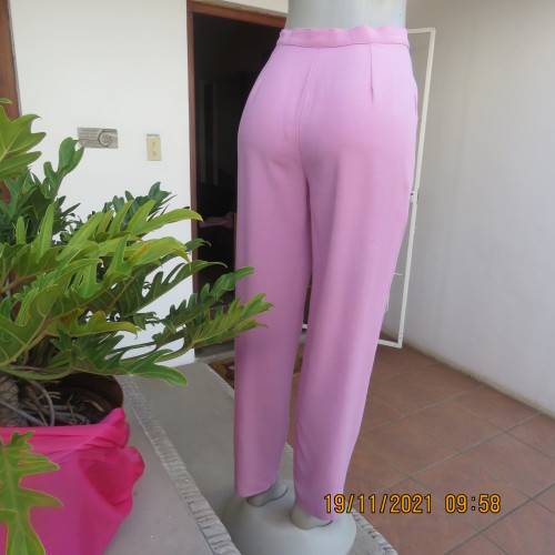 One of a kind rose pink vintage ARROPE 2 pc pantsuit in viscose/lana blend.Size 34/10. Perfect fit.