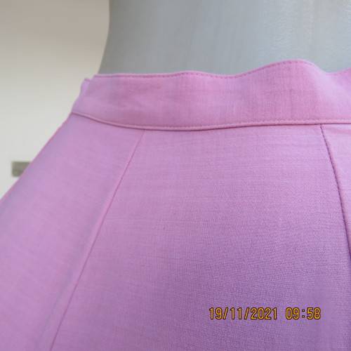 One of a kind rose pink vintage ARROPE 2 pc pantsuit in viscose/lana blend.Size 34/10. Perfect fit.