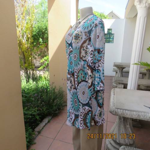 Beautiful long sheer polyester slip over top with V neckline by DONNA CLAIRE size 44/20. New cond.