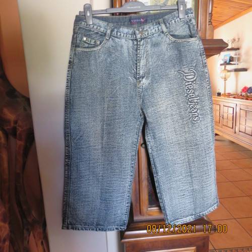 As new men`s straight leg cropped denim jeans size 34 by YILIDA. Washed out look.Logos.Pockets.