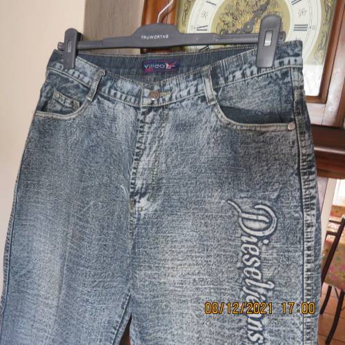 As new men`s straight leg cropped denim jeans size 34 by YILIDA. Washed out look.Logos.Pockets.