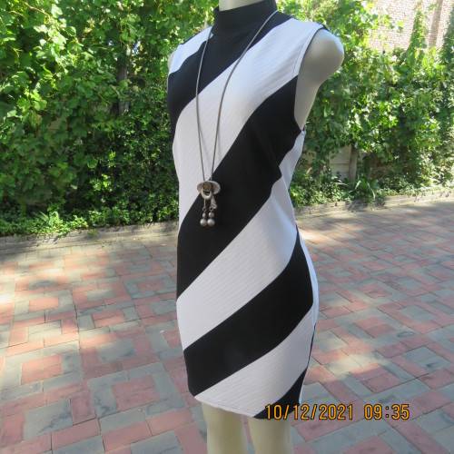Make a statement! Diagonal striped shift sleeveless stretchdress in black/white.Size 34. As new.