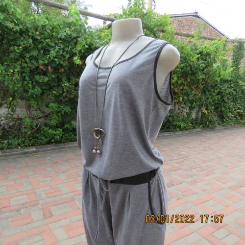 Bodysuit in greys. Drawstring in waist.Size pockets.Size 38 to 40.By FASHION EXPRESS.Good cond.