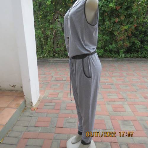 Bodysuit in greys. Drawstring in waist.Size pockets.Size 38 to 40.By FASHION EXPRESS.Good cond.