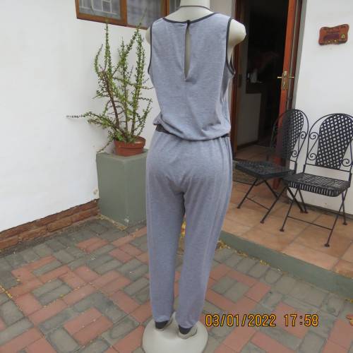 Bodysuit in greys. Drawstring in waist.Size pockets.Size 38 to 40.By FASHION EXPRESS.Good cond.