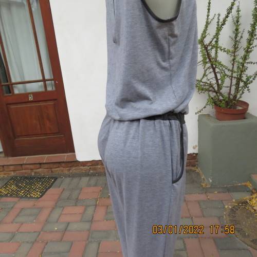 Bodysuit in greys. Drawstring in waist.Size pockets.Size 38 to 40.By FASHION EXPRESS.Good cond.