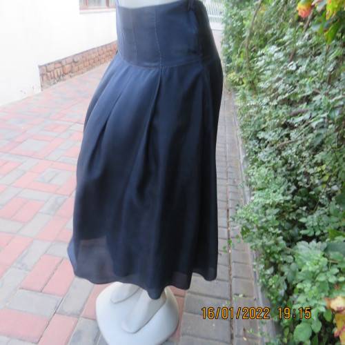 Amazing navy blue 100% silk skirt with wide stitched yoke and knife pleated skirt.Size 34. Lined.