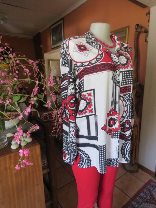 Casual long sleeve bo-ho top in red/black and white cotton size 38/14 by TRUWORTHS.Good condition