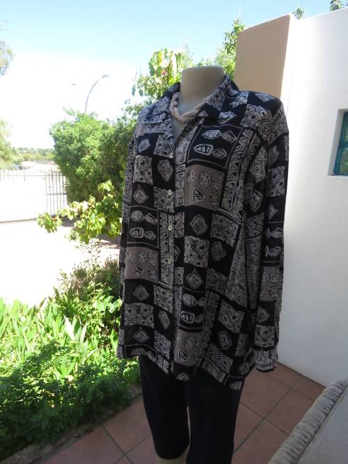 Smart navy with grey/white geometric pattern long sleeve top.By LA TIVA size 40/16.New cond.