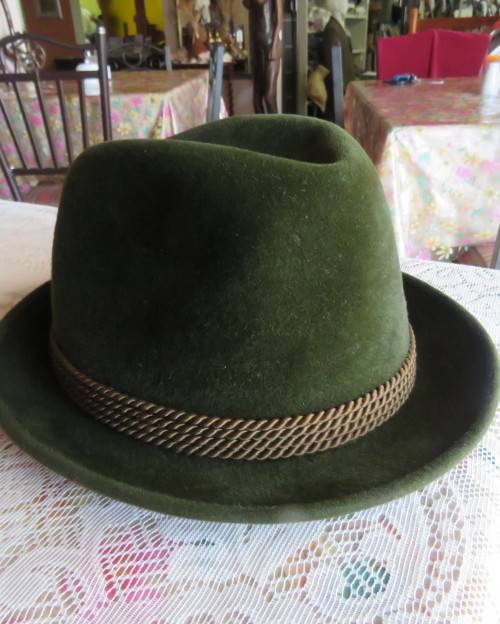 Original Swiss olive green velour men`s vintage hat by FEIN-KALTER and CO.Size 58. Very goos cond.
